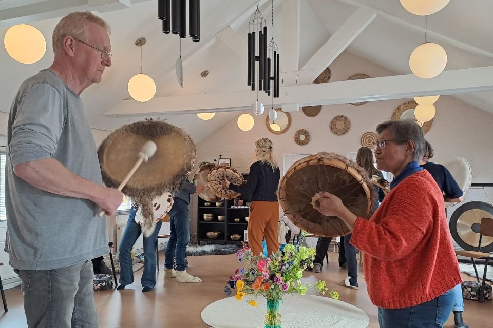 Hoe kan ik op een drum spelen